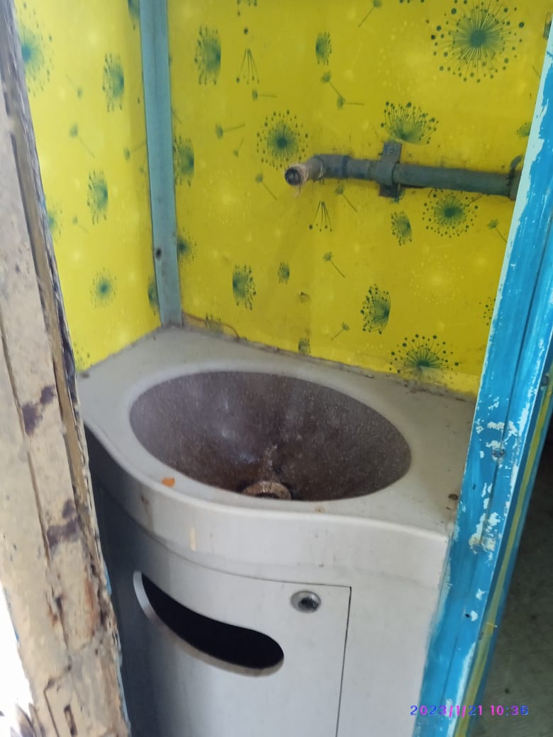 MrRajput1998's tweet photo. @RailMinIndia @drm_lko sir mailani to lucknow train 05087 The water tap is broken in coach number 083607. Passengers are facing difficulty in washing their hands. Please take cognizance and send it to the concerned authorities. Thank you
@myogiadityanath
#UPCM https://t.co/xcCT0kiFZn
