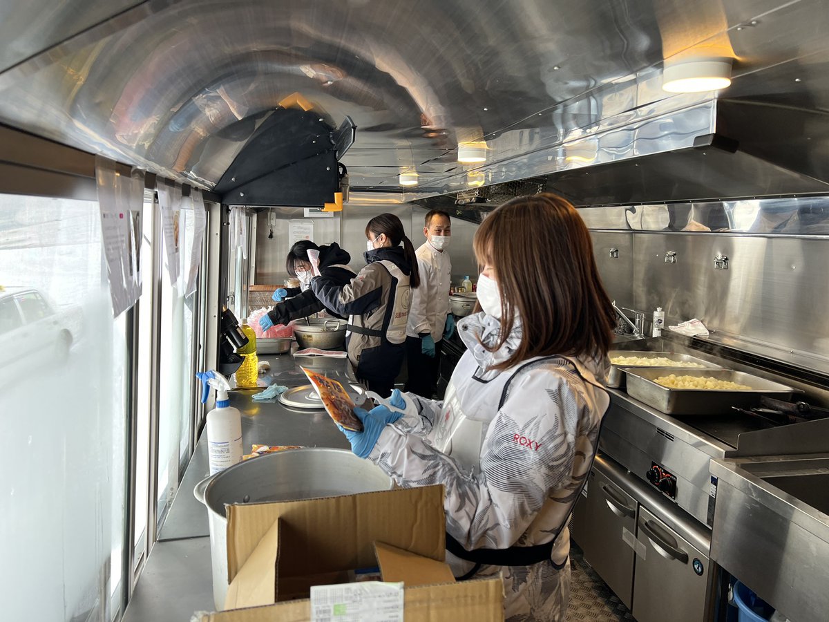 CruiseKitchen's tweet photo. 【厳冬期災害演習2023@北見】
学生メンバー入れ替わりました。
全部で3班 交代制。
SNSへ掲載して良いか聞くと、1班、2班共に『可愛く撮ってね』との回答が。
大丈夫。みんなとびきり可愛いデス！

#観光と災害 #避難所対策 #厳冬期災害演習2023 #美味しい笑顔 #cruisekitchen #クルーズキッチン https://t.co/EXq2hBhEVo