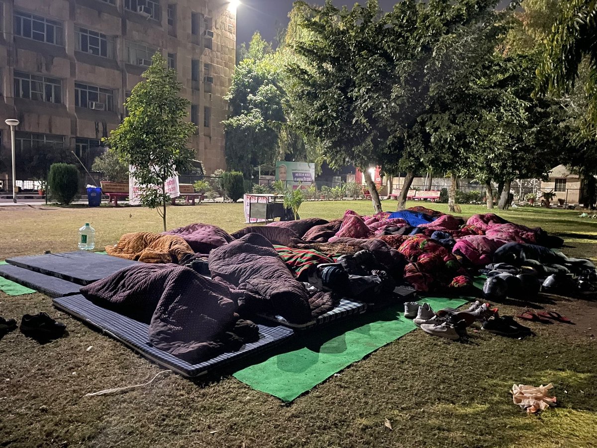 Sarkaridoctor12's tweet photo. खुलें आसमां में फरिश्ते सो रहे है ।
कहाँ है जादूगर हम बाट जो रहे है ?
#अशोक_गहलोत_mo_सीट_बढ़ाओ  
#Rajasthan_medical_officer https://t.co/5qMdKIE7KO