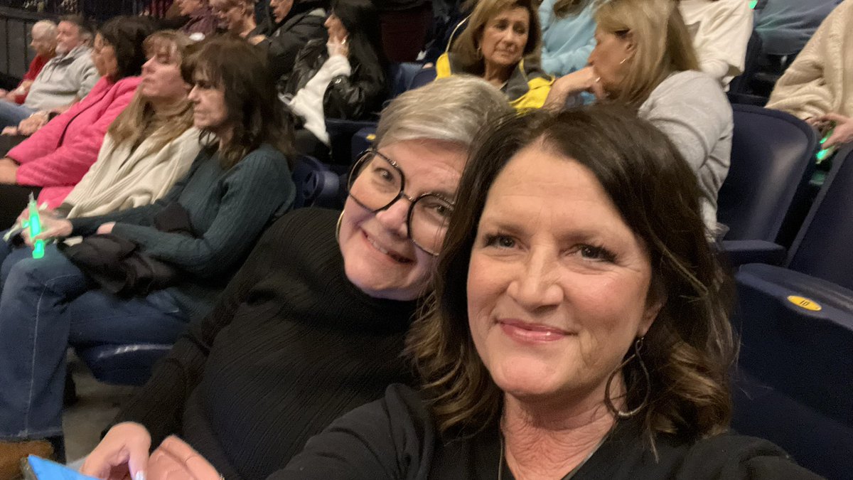 1CrowdedTable's tweet photo. I had an amazing night with my sister. We saw @barrymanilow in Nashville. 48 years from the first time we saw him. He was absolutely flawless. #Fanilow #OhMandy #EvenNow #WeekendInNewEngland ❤️❤️❤️❤️❤️❤️❤️ https://t.co/2HEBuglffR