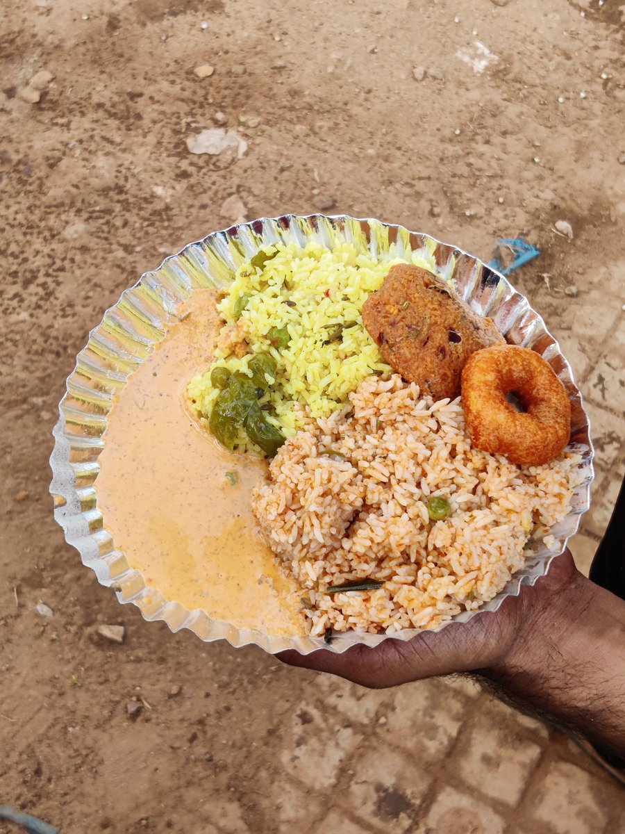 ghatotweets's tweet photo. Tale of one the softest #idly in #Bengaluru Thejas Gowda, a corporate employee who was in the verge of loosing his job during #lockdown went towards his passion and learnt to make softest thatte Idly he could without soda or yeast. This is one of the best ever had in Ooru https://t.co/2W21YDQcLX
