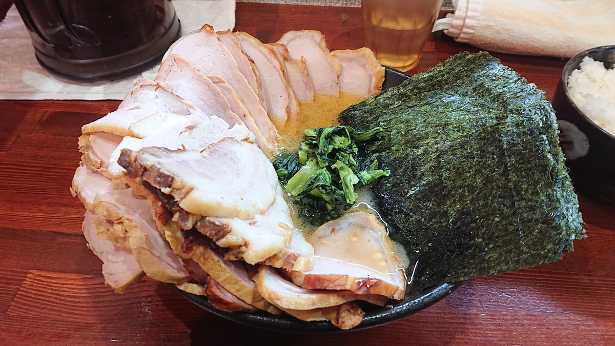 deka_Champion's tweet photo. 寒い・・・😓
エアーフィルター取り付け、サス回りを掃除or注油して、冷え切った身体を温めに天王家さんへ😋
「チャーシューメン＋スモークチャーシュー×20＋トロトロバラ肉×5＋ライス」￥2250
今年の天王家さんでの宿題。チャーシュー30枚クリアー👍
今日のスモチャー💯絶妙な脂身✌️ https://t.co/g0l1udKq6v
