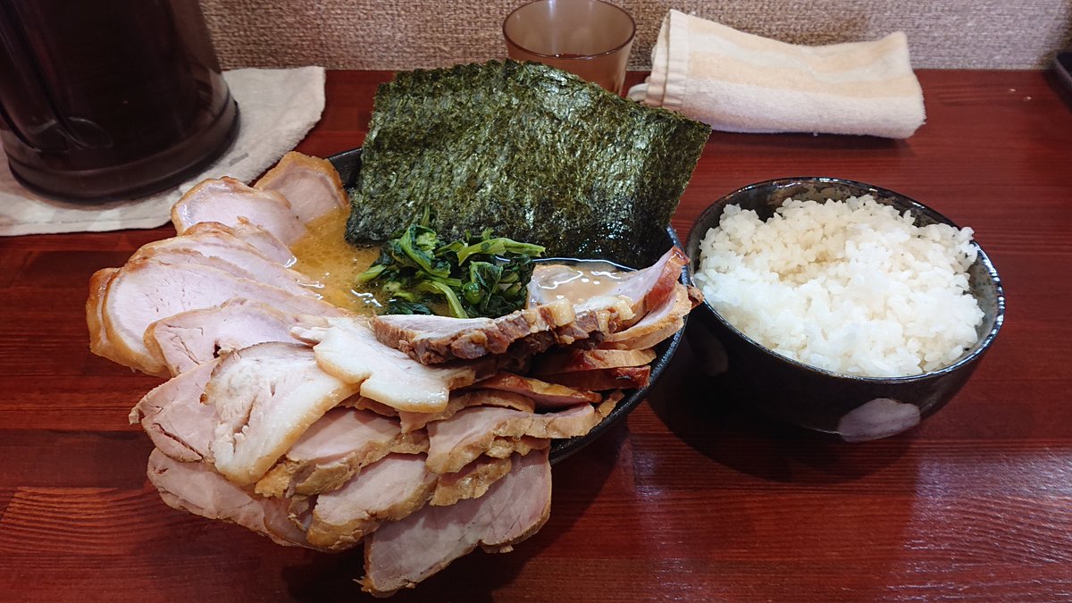 deka_Champion's tweet photo. 寒い・・・😓
エアーフィルター取り付け、サス回りを掃除or注油して、冷え切った身体を温めに天王家さんへ😋
「チャーシューメン＋スモークチャーシュー×20＋トロトロバラ肉×5＋ライス」￥2250
今年の天王家さんでの宿題。チャーシュー30枚クリアー👍
今日のスモチャー💯絶妙な脂身✌️ https://t.co/g0l1udKq6v