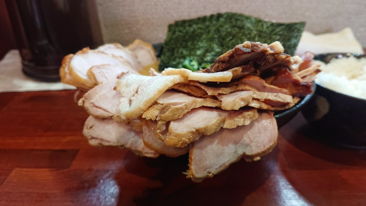 deka_Champion's tweet photo. 寒い・・・😓
エアーフィルター取り付け、サス回りを掃除or注油して、冷え切った身体を温めに天王家さんへ😋
「チャーシューメン＋スモークチャーシュー×20＋トロトロバラ肉×5＋ライス」￥2250
今年の天王家さんでの宿題。チャーシュー30枚クリアー👍
今日のスモチャー💯絶妙な脂身✌️ https://t.co/g0l1udKq6v