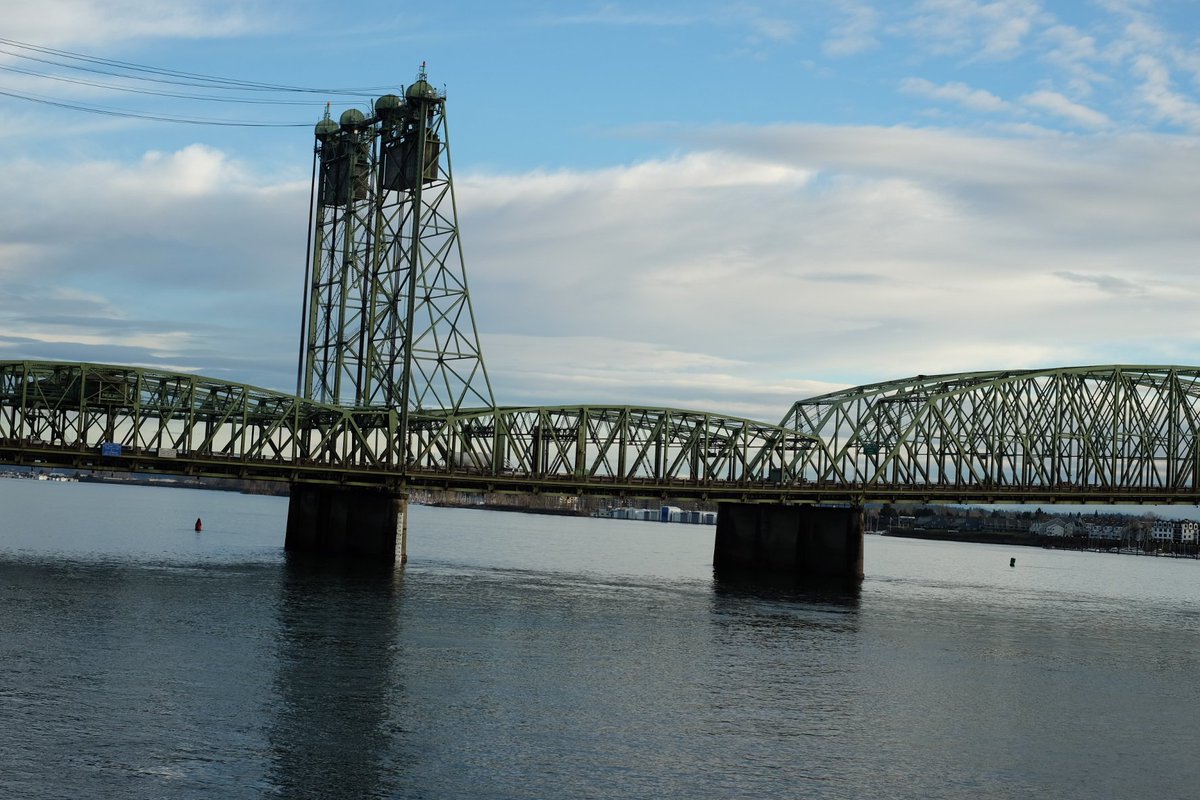 KyoNoShashin's tweet photo. Vancouver, Washington, USA - Tuesday, January 10, 3:36 PM. #Vancouver #Washington #USA #PacificNorthwest #ColumbiaRiver #Interstate5Bridge #BlueSky #アメリカ #川 #橋 #青空 https://t.co/uL8Wh1nDOp