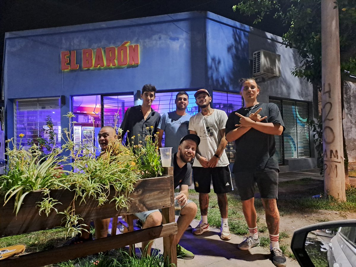 Queres planchar una remera y no sabes?
Se te salió el botón de la camisa y no sabes coser?
Tienen algún otro problema?
Conozco a un grupo de personas que te lo solucionan..