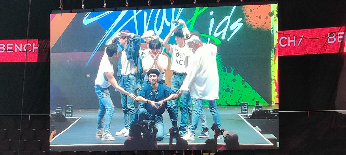 seungmocarteu's tweet photo. KAYA PALA NASA GITNA SI CHANGBIN KASI MA BBIAS WRECK TAYONG LAHAT 😭😭😭 https://t.co/3C0DE1o2qY