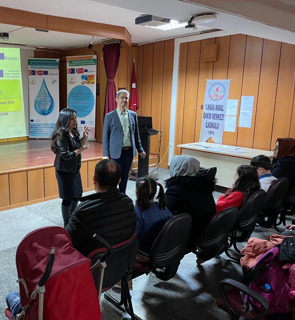 TurkeyPlus's tweet photo. Erasmus+KA 229 Projesi kapsamında İspanya Öğrenci Hareketliliğini Gerçekleştiren Öğrencilerimize Sertifikaları ve Europass Belgeleri verildi.
@tcmeb 
@ABBaskanligi @ulusalajans
@EskisehirMem
@odunpazarimem @1Havaikmal
@COLEGIOPEDROI
@one_climate
@ErasmusWater https://t.co/EZALvg31bJ