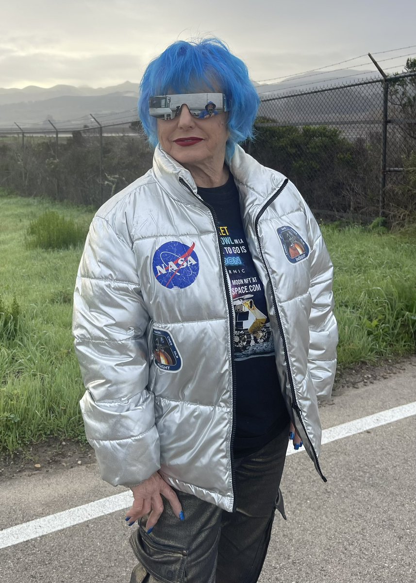 LadyRocketSpace's tweet photo. From #SpaceX #Starlink rocket launch at #VandenbergSpaceBase 1.19 to #Tesla Los Angeles 1.20 happening!
@LadyRocketSpace @CopernicSpace #BuildYourMoonMission intro!
On this occasion special edition #SpaceXTesla #NFTs by @WaltzinPeacock on @spaceibles.
Proceeds 4 Space kids! https://t.co/EtRJxFZLOp