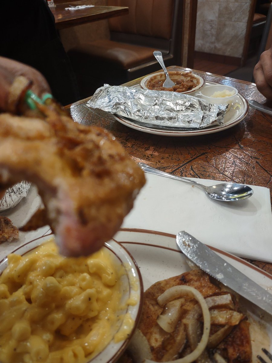 ChynA_D0ll09's tweet photo. @houseofpies1967 I just don't understand how this is even a mistake able to be made without consequences. Pork is the NASTIEST animal and eating raw can make me sick as fuck.Already stomach turning my server was nice but wtf.. the cook has me pissed off and worried I'll be sick. https://t.co/Sj2wwB2YV0