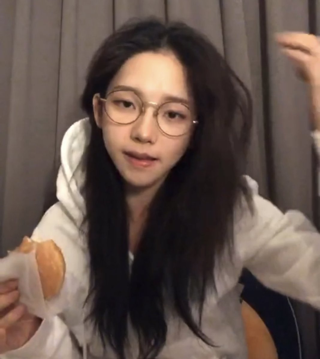 ujiminphoria's tweet photo. No but why Karina looks so attractive just by fixing her hair🫠 https://t.co/0rhVSJcSs0
