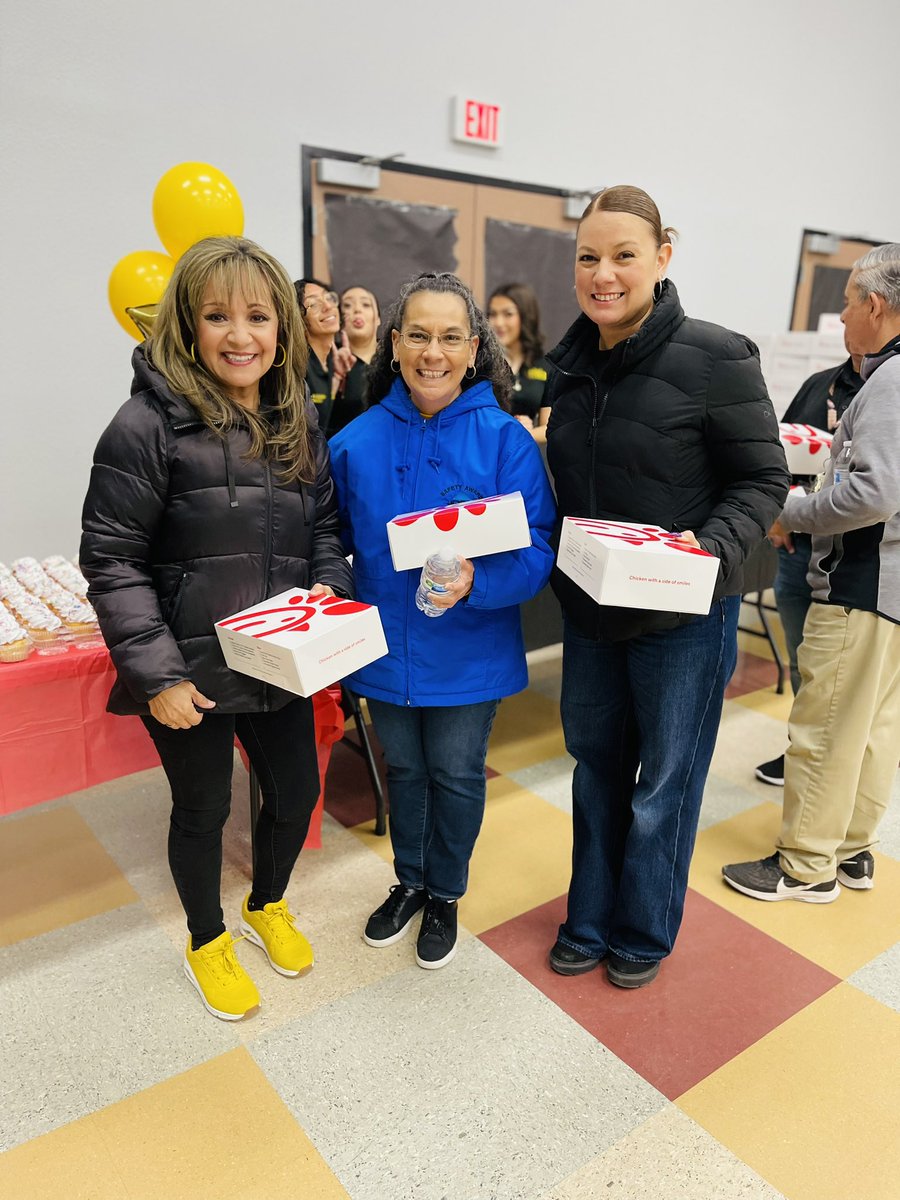 phsmats's tweet photo. What a better way to end a Friday…Celebrating @YsletaISD faculty attendance challenge winners &amp; our January birthdays! 🔥〽️🤘🏽 STUCO brought all the positive vibes! 💛 🖤 @JSalgado_PHS @am_blessed_yes #BePresent https://t.co/asEjhqbzU8