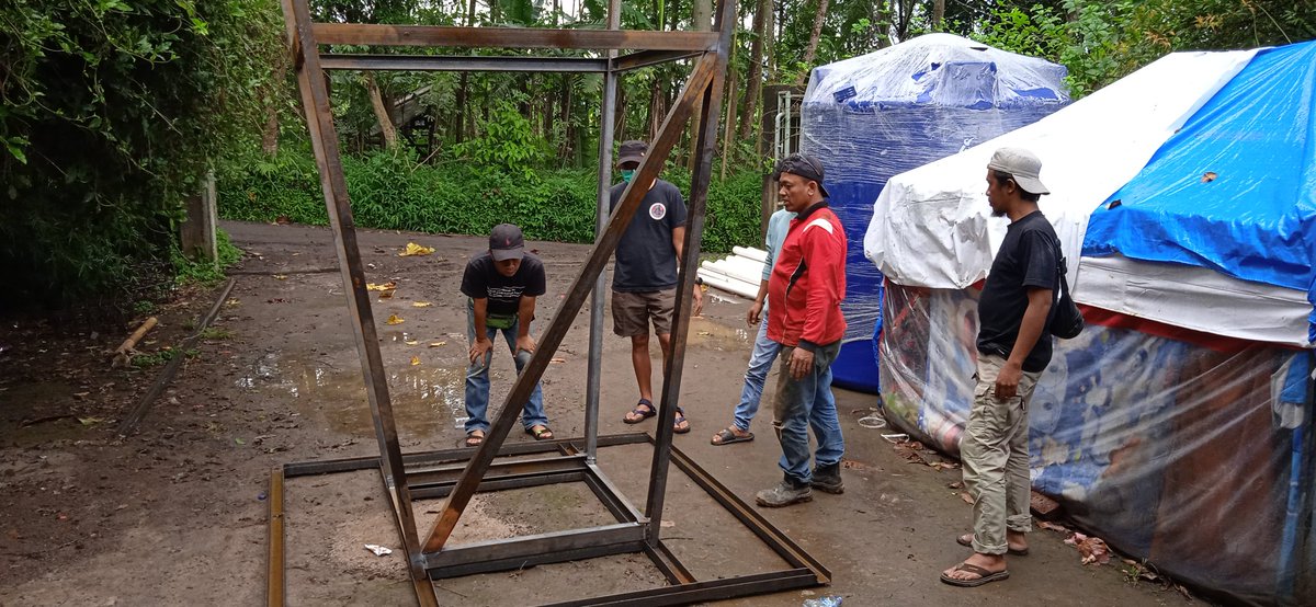 Arm_idn's tweet photo. Seperti dikejar waktu dengan ilmu mbandung bondowoso, membuat tower torn air bagi masyarakat desa Sarampad yang terdampak Gempa Bumi Cianjur
@Dipa_Indrasane @hammboh @Manfa_Luthfie @rotten37_ @shaggydogjogja @TitokHariyanto @sigitharyoseno https://t.co/oLus8niUl3