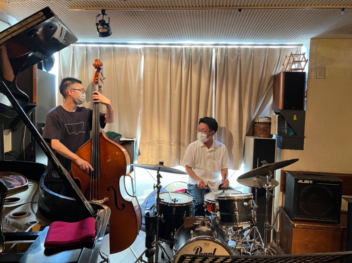 artjazzms's tweet photo. 明日1/22は、毎週日曜日恒例のジャムセッションSunday Jazz Happeningです！

田村陽介 ds
永見寿久 b

15:00〜21:00

CHARGE ￥2,000＋order

ご来店、ご参加を心よりお待ち致しております。

#国分寺 #ジャズ #ジャムセッション
#田村陽介 #永見寿久 #artjazzms https://t.co/DkorCiWuvr