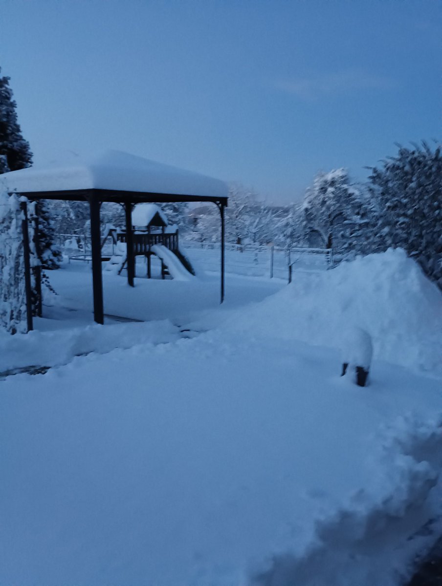 NotJahion's tweet photo. Réveil ce matin avec 30cm de neige ça fait plusieurs années que nous n'avions pas eu autant de neige en une nuit.#neige #Hiver #bitcherland https://t.co/252qnwnlq9