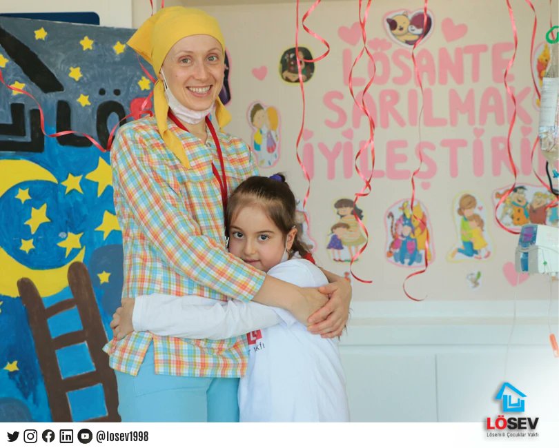 - "Sarılmak iyileştirir diyorlar, o zaman sarılalım mı sıkı fıkı?"🤗
   - "Kime❓"
- "Şirin Baba'ya, LÖSEV'e, lösemili kardeşlerime..."💕
#DünyaSarılmaGünü