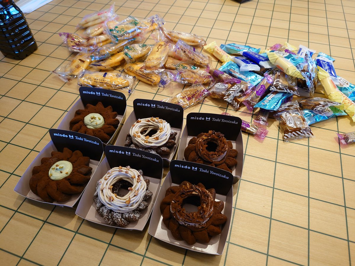 applebear_ayu's tweet photo. 本日の #jawsug クラウド女子会 #cloudgirl は　#AWSStarjupLoft おお借りしてます！3時のおやつはミスドのヨロイヅカコラボのドーナツだよ！ https://t.co/M6AYFNMVUq
