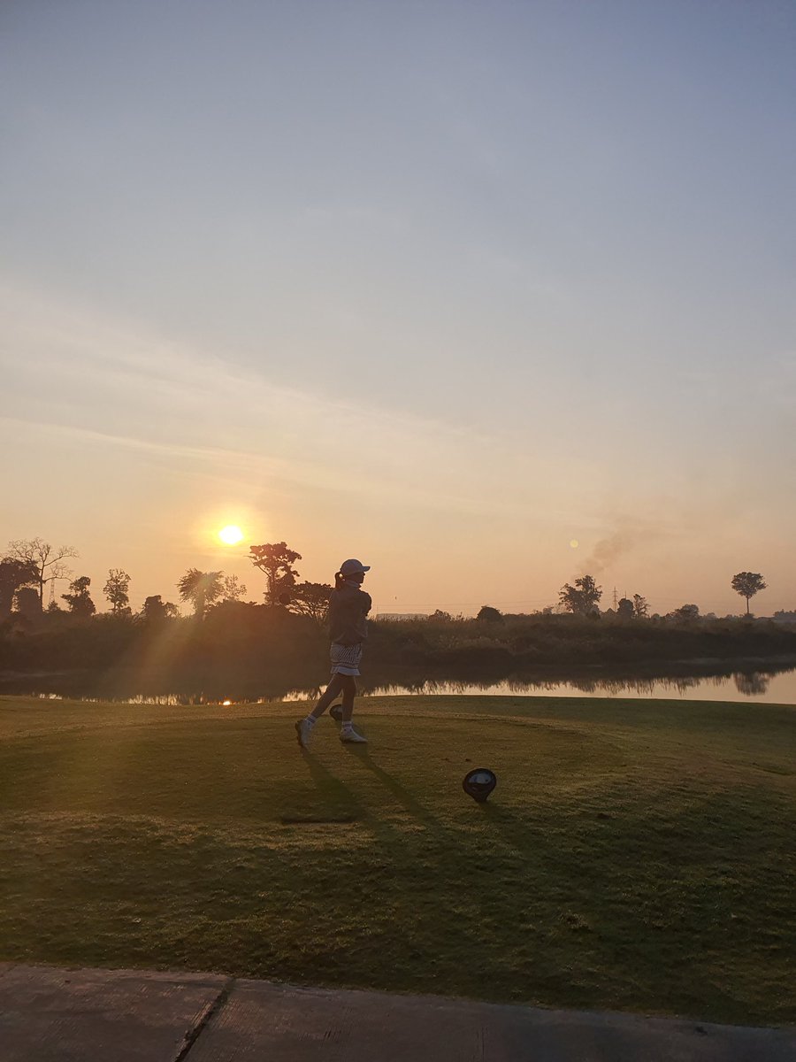 라오스 2일차
롱비엔cc
6시 30분 첫티업으로 오늘도 황제골프쳤네요
주말이라 한국분들 엄청 몰릴꺼로 예상했는데 식사시간 포함 27홀 6시간 걸렸네요
와잎캐디는 프로준비중이라 아예 개인레슨 받았어요~~라오스는 진짜 캐디 잘 만나야지 초보캐디 만나면 셀프라운딩한다 생각하셔야되요