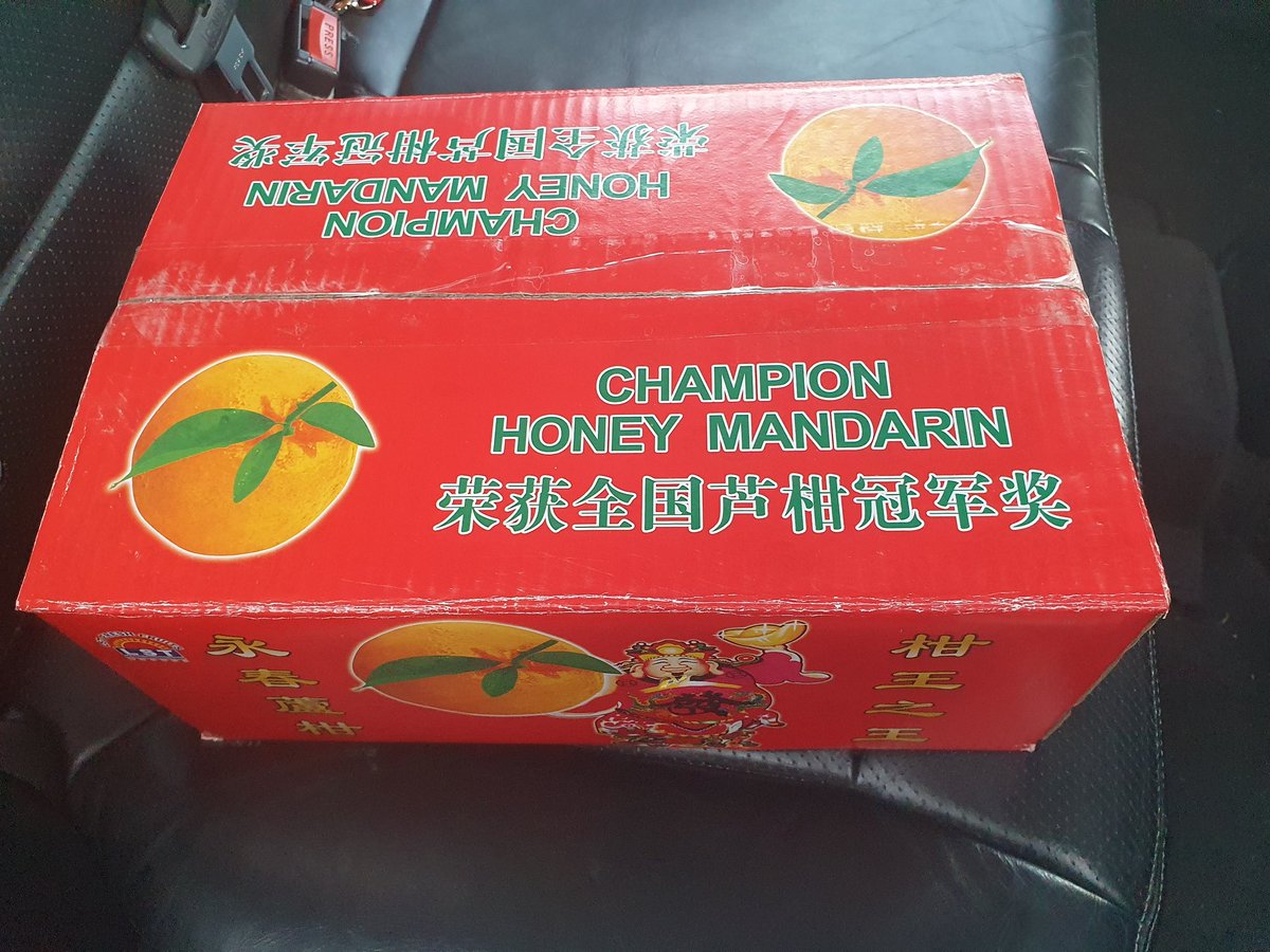 Orang berbudi,
Kita berbahasa,
Orang memberi,
Kita merasa.

Thank you uncle.

Setiap tahun kami akan dapat buah limau kupas dari tuan kedai. Keharmonian dan perpaduan kaum perlu sentiasa dipelihara.

Selamat Tahun Baru Cina.

#umorie
#cny