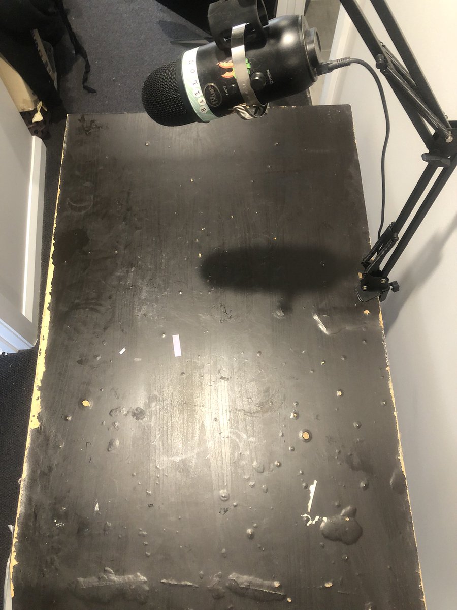 xhailou's tweet photo. don't want  no streamer to ever complain about there desk again. mine was ruined by rain and shit and as soon as my mum saw mine she immediately started googling desks 💀 https://t.co/xwmoD3SBXf