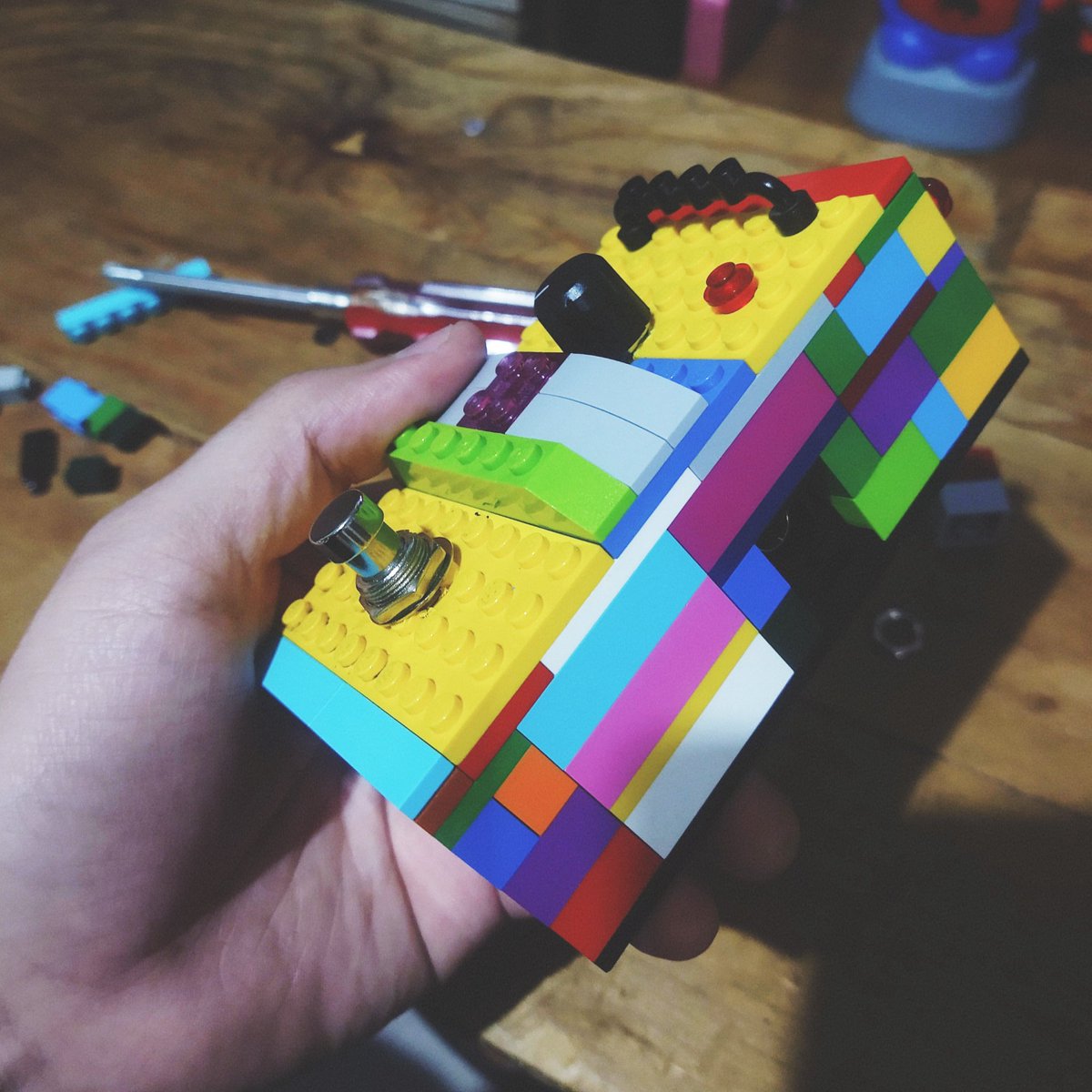 Trabajando en mi nuevo juguete, un pedal  Phaser hecho con LEGO.

#lefoumusic #lefou #punk #folkpunk #folk #punkrock #lego #brickart #pedalboard #pedalphaser