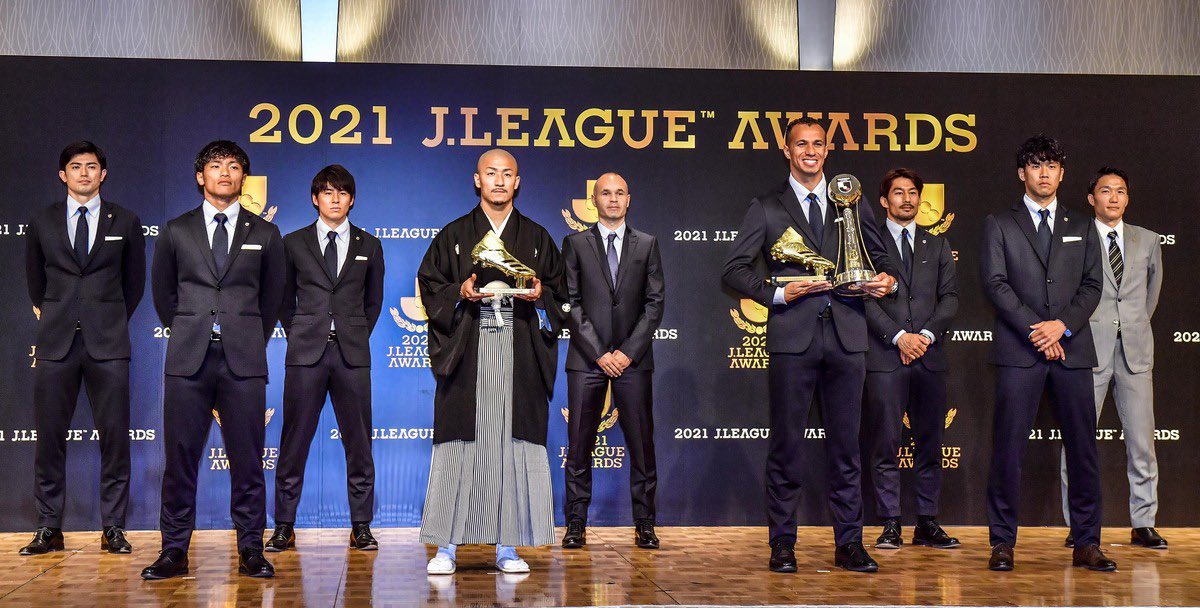 He is Daizen Maeda, not Japanese who has traveled in time for 150 years🤩 He appeared in 2021 J.League Awards with traditional Japanese Hakama style🇯🇵 Leo Hatate was also selected as the Best Ⅺ of the year👏 I want to see Daizen's hakama style even in Celtic🍀
#CelticFC