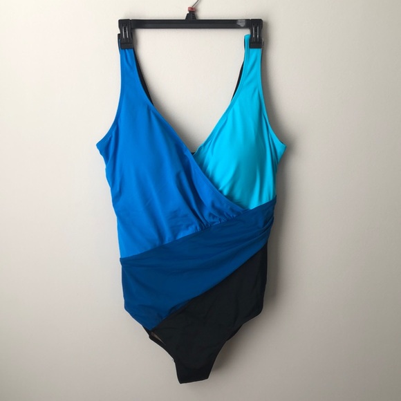 ColorPopCre's tweet photo. So good I had to share! Check out all the items I'm loving on @Poshmarkapp #poshmark #fashion #style #shopmycloset #swimsuitsforall #samedelman #mossimosupplyco: https://t.co/9B2qty68f1 https://t.co/S2lGZUvV8O