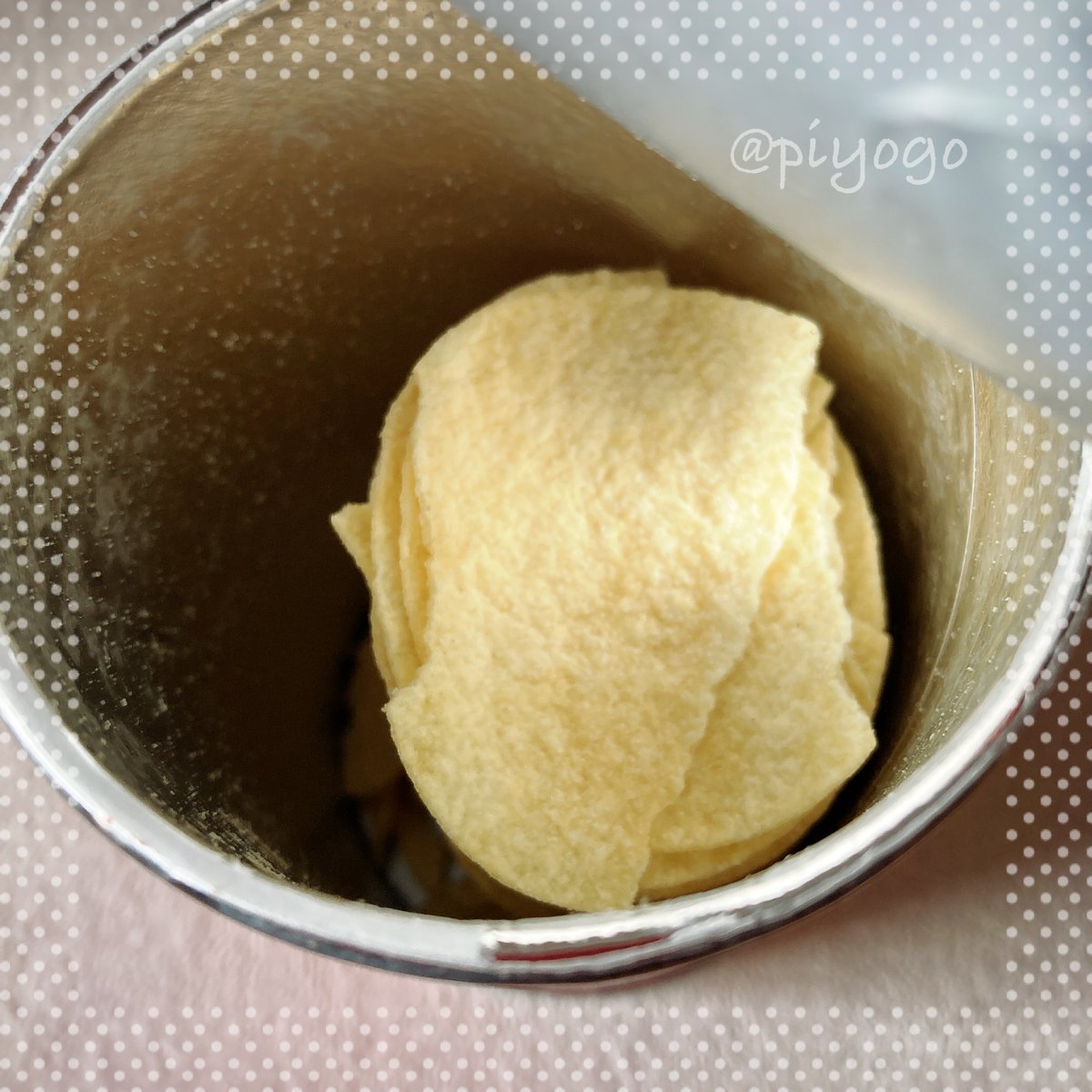 piyogorou's tweet photo. プリングルズうましおをお験ししました。真っ赤なパッケージが印象的で「うまみ」に敏感な日本人の舌に合うよう特別に開発されておりお芋の味が活きている塩味だなと感じました。
#プリングルズうましお #withPRINGLES #プリングルズ #pringles #pr https://t.co/fPqcU90bwY