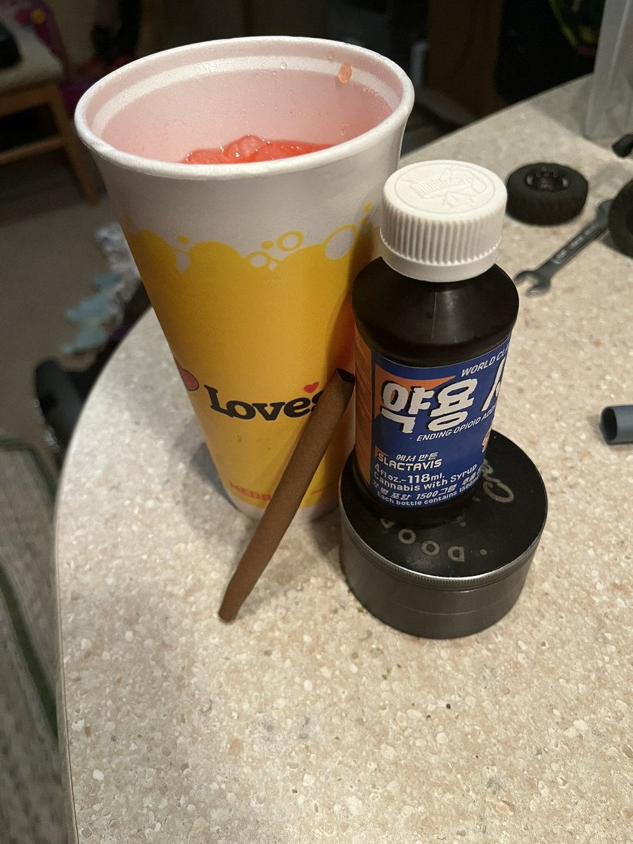 40bluntz's tweet photo. @HippieLifeKrew π¨π¨π¨π¨π¨ #slactavis #weedsyrup #bluntz https://t.co/LyZPETea9P