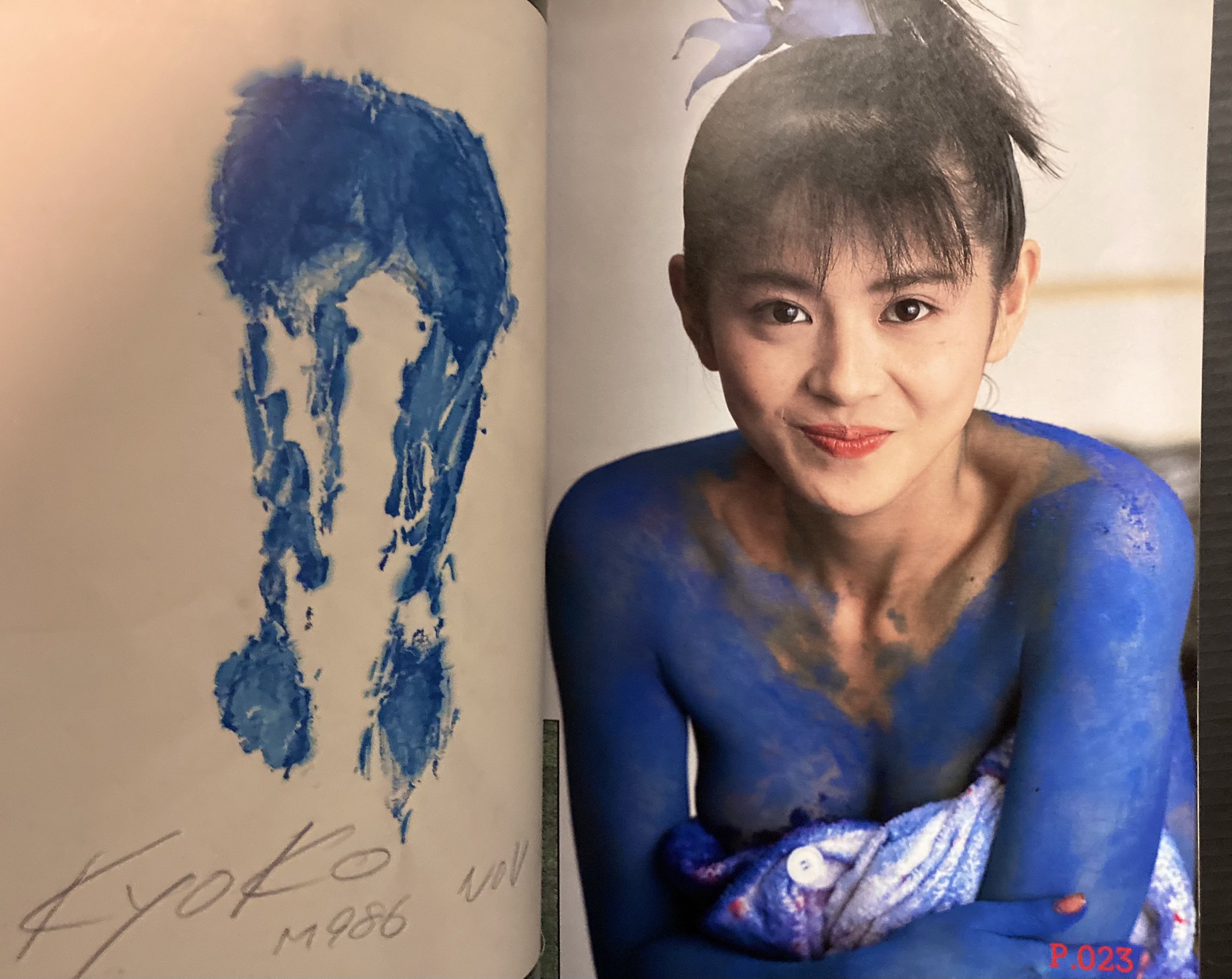 小泉今日子抜ける画像 本日入荷の古本から。 小泉今日子の“魚拓”ならぬ“人拓”で話題を呼んだ1986年発行の衝撃写真集「小泉記念鑑」が久しぶりに入荷です！  小泉今日子写真集やパンフレットは他にもたくさん入荷しています。 通信販売はこちらから↓ https://t.co ...