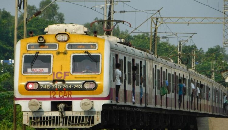 কোন কোন ট্রেন বাতিল করা হয়েছে
#HowrahDivision #TrainCancel #TheWallBangla
thewall.in/news/several-t…