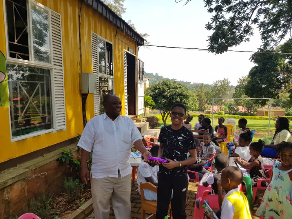 RC_Ntindametro's tweet photo. Closing Dayof D.E.A.R week at the Community library in Bugolobi and prize giving to the best performers!!
@RotaryBelep @aubrey13agaba @mikesebaluken @dgmagezijohn @DGKenMugisha @rotaryd9213 https://t.co/EQ6Em2cqjl