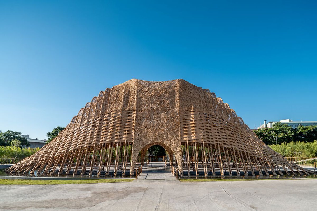 parametricarch's tweet image. Bamboo Pavilion Designed by Zuo Studio expresses the natural beauty of Taichung, Taiwan 🇹🇼. Drawing influence from imagery of taiwan’s central mountain range, the occupiable pavilion emanates a landform surrounded by water.

📸 Shih-Hong, Yang

#Bamboo #BambooStructure #timber