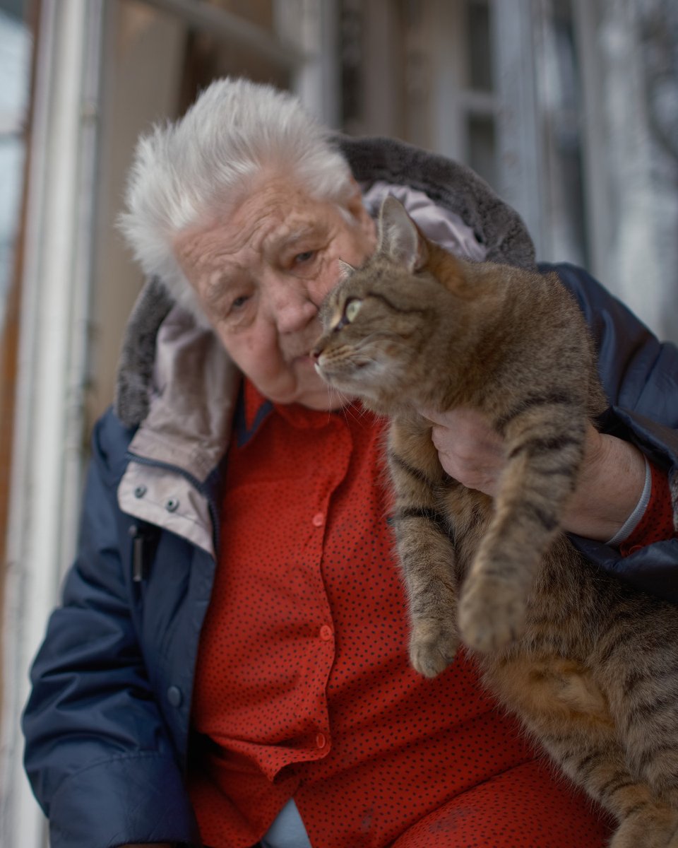 fourpawsAU's tweet photo. The touching story of cat and human, supporting each other in times of war. ๐ฑ๐บ๐ฆ
Street cat Kisa showed up on Irina's doorstep one day. For the next 3 years, she returns every evening for food & love. The only person in the world allowed to cuddle Kisa is Irina.
#ProjectKishka https://t.co/rw4mXAwtrn