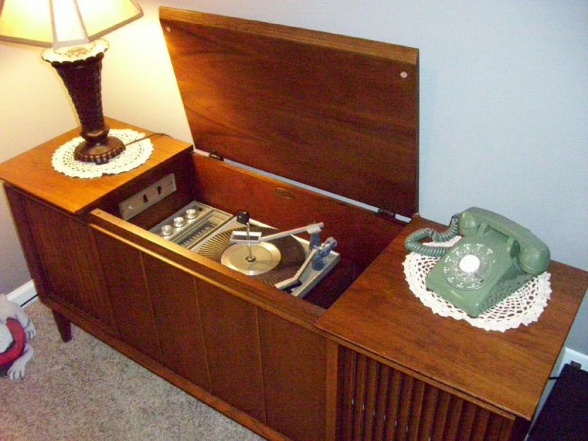 Super70sSports's tweet photo. Solid 80s grandparent home entertainment system here ... https://t.co/DCfe7JItxG