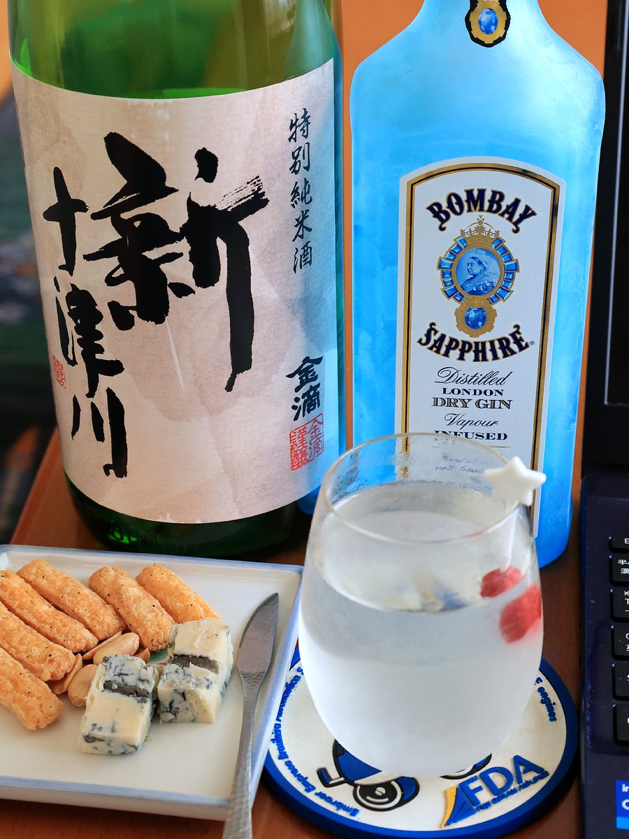 土曜昼呑み；'Frozen #BombaySapphire Saketini'😁
午後イチ雪は除けたがその分積ったんで諦めて🤣．
ジン２：酒１, ビルド．#ゴルゴンゾーラ(ピカンテ)と #えび黒こしょう で優勝ッ！🥰．
 #昼呑み #ドライジン #ボンベイサファイア #サケティーニ #特別純米酒 #新十津川 #金滴酒造 #岩塚製菓