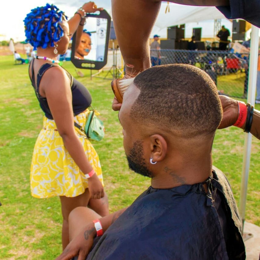 ImZimbali's tweet photo. 🎵Sonke sinemali 💰kodwa asazi ekaban'eningi
-@ReasonHD
#ZeeMoney #sarwz #hbdzimbali #rapgod #weavez #blueface #rhymes #hypedwaves #sacoolest #jozi #vibes #sizwe #ChriseanRock #NickiMinaj #cardi #Travis #beautiful #trending #publicfigure https://t.co/8IIwwlBksc