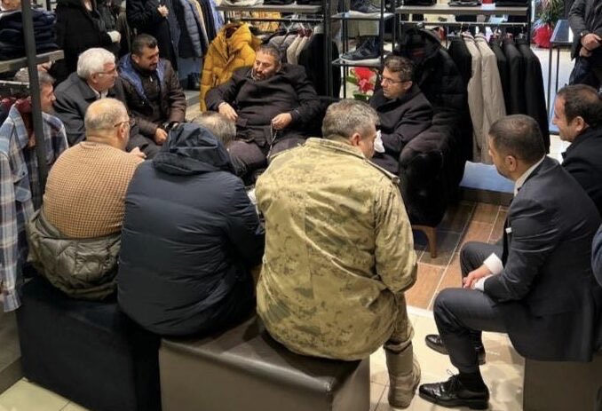 umitozdag's tweet photo. Bu görüntü Türk devlet kültürünün çöküşün fotoğrafıdır. Resmi görevi olmayan şaibeli bir zat etrafında valisinden jandarma komutanına hepsi el pençe divan duruyorlar.Tarikat/cemaatler Türk Milletinin devletini çaldılar.Zafer Partisi Türk Milletine Türk devletini geri verecek https://t.co/CgscitaW3a