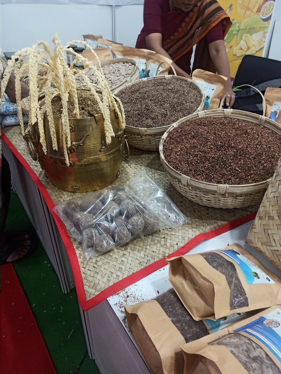 Rohinips1's tweet photo. Fabulous display of millets, it's products, organic food products, a wonderful initiative by the #governmentofKarnataka
Must visit if you are in blore
#milletfair #milletsorganics2023 #palacegrounds https://t.co/mlWDb4M6Zd