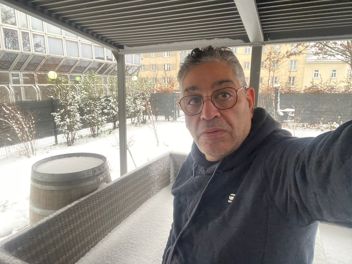 zayeroa's tweet photo. منظر تساقط الثلوج في فينا منظر جميل https://t.co/0wbzzJMFAV