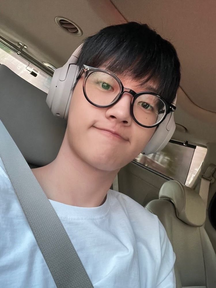 seokhwanderful's tweet photo. please i just want rui mutuals i bias seokhwa and i ult wei #WEI #μμμ΄ #findingrui https://t.co/GybwncNbgq