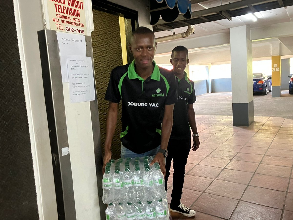 JHBYouthForum's tweet photo. We are leading from the front at the #Insourcing engagement with @JHBYouthForum Chairperson @Jabu_mabundaSA and Secretary @Kemishetjo5 making sure that leaders have water for the people https://t.co/A8frU3FvBg