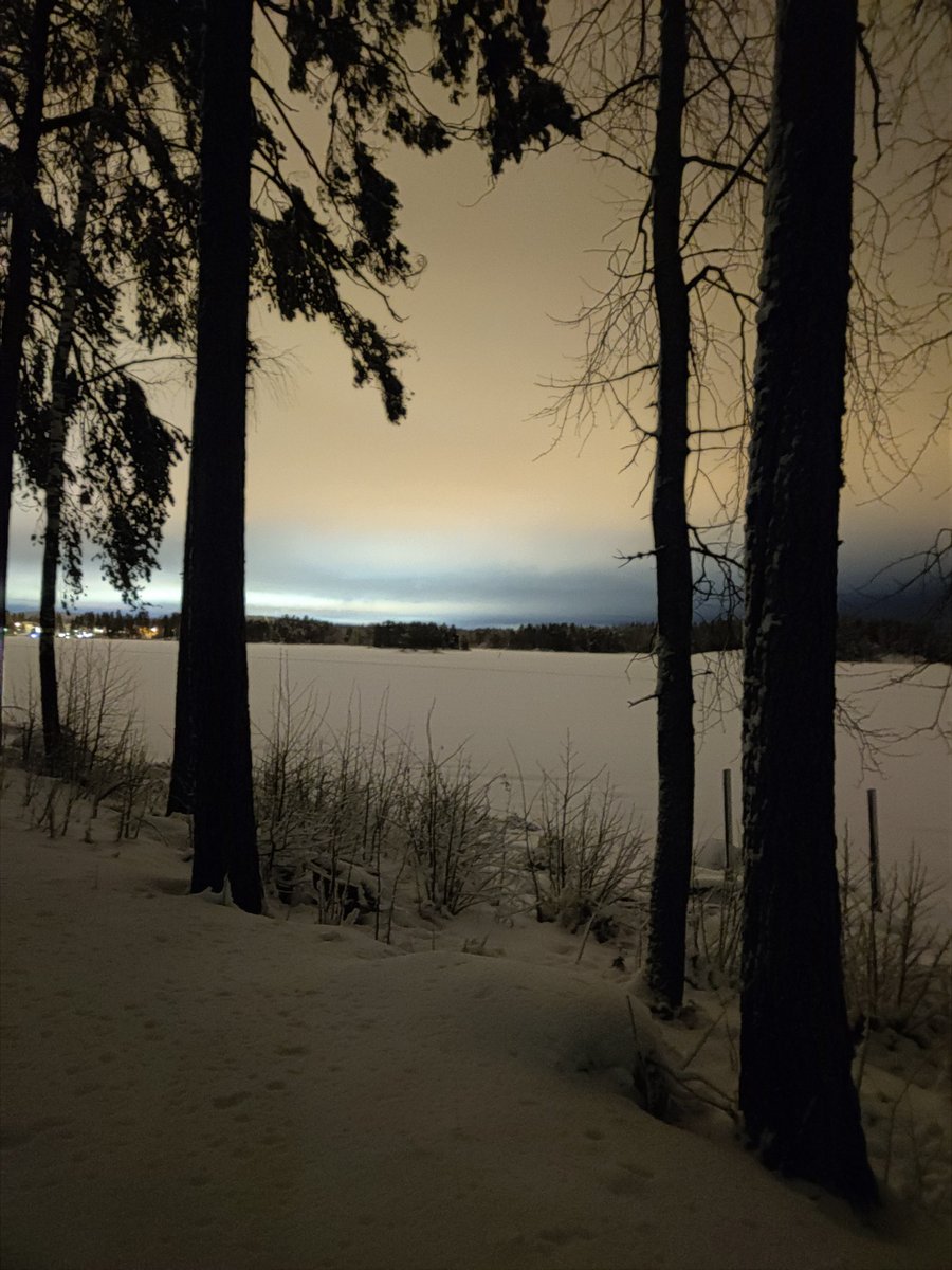 @MiRiMedia_ Kylläpä olikin komiat värit taivaalla eilen Kuopiossa. Luurin kameraan ei saa oikeita sävyjä, mutta piirtyivät kauniisti verkkokalvolle. #Kuopio