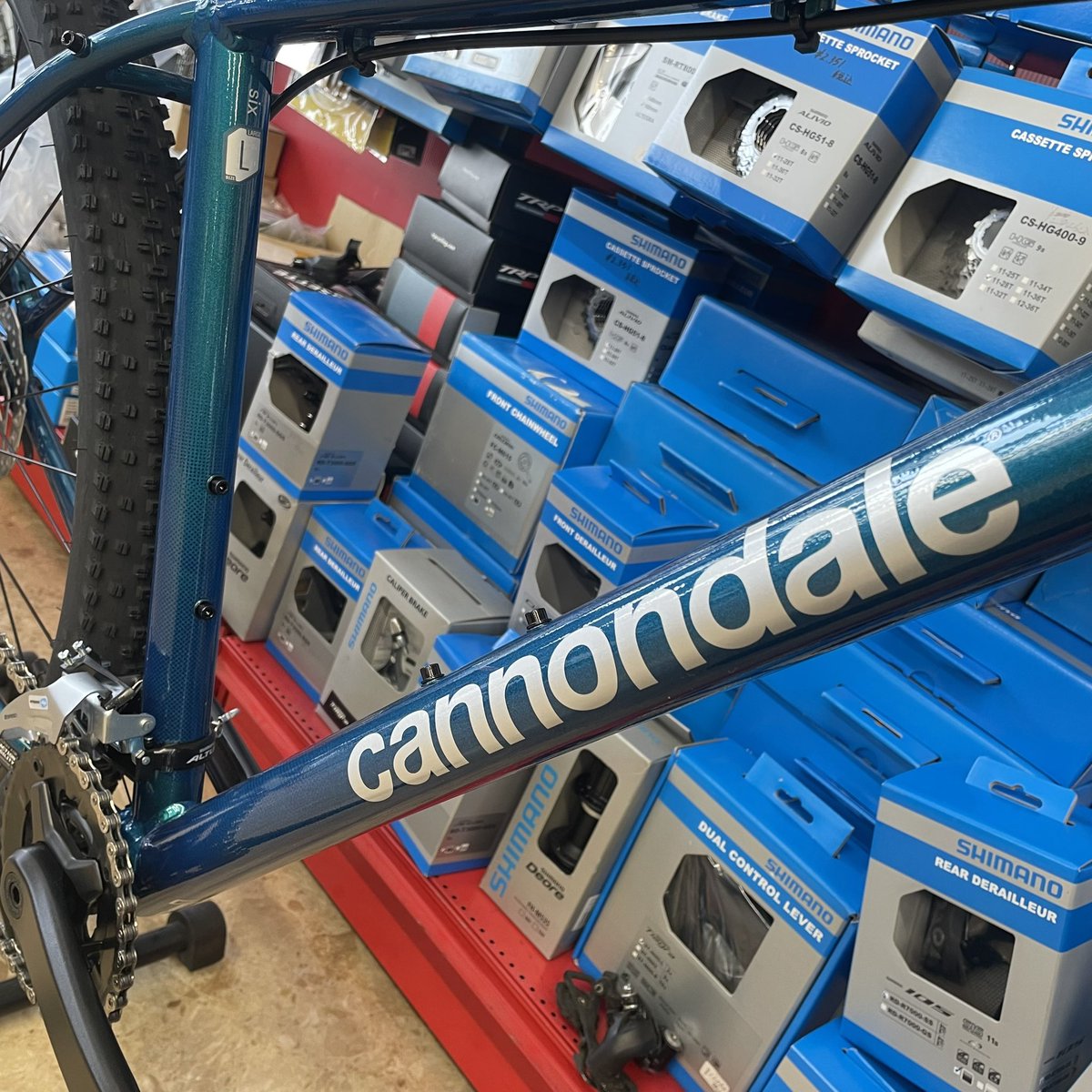 xmk26296bgiYNRj's tweet photo. cannondale TRAIL6
TRAILシリーズでもセカンドグレードに位置するがクオリティが高くオンロード&オフロードどちらも安定し街乗りでも取り回ししやすい🔥
cannondaleっぽくないブルーからーがまたイカしてます🙆♂️☝️
#cannondale
#trail6
#マウンテンバイク
#自転車
#はっとりスポーツ商会 https://t.co/F76tNgr8bH