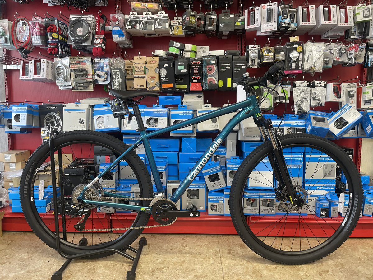 xmk26296bgiYNRj's tweet photo. cannondale TRAIL6
TRAILシリーズでもセカンドグレードに位置するがクオリティが高くオンロード&オフロードどちらも安定し街乗りでも取り回ししやすい🔥
cannondaleっぽくないブルーからーがまたイカしてます🙆♂️☝️
#cannondale
#trail6
#マウンテンバイク
#自転車
#はっとりスポーツ商会 https://t.co/F76tNgr8bH