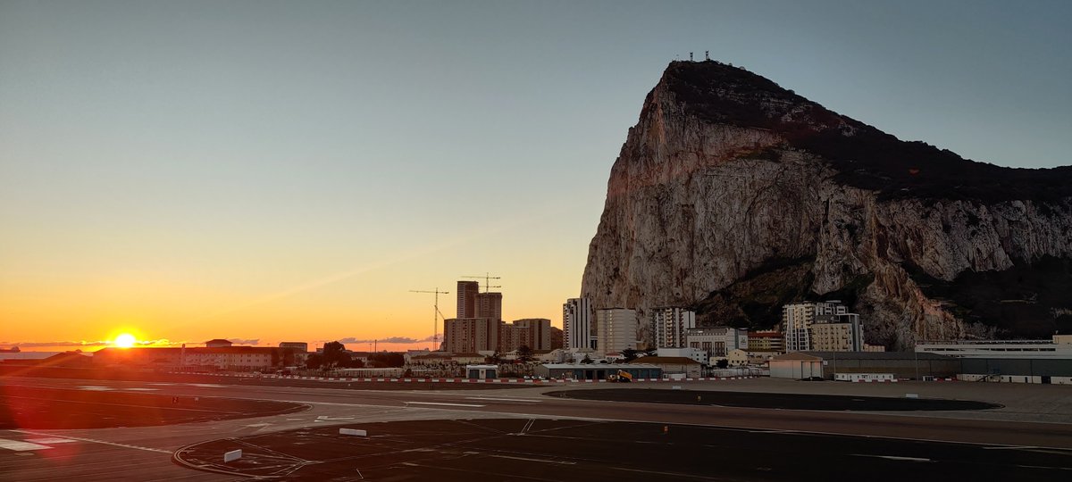 A bright and sunny start to this Saturday in #Gibraltar. There may be some patchy cloud around first thing, but this will quickly clear away to a fine and sunny day with a Moderate westerly breeze. Highs of 17 Celsius 🌤️☀️