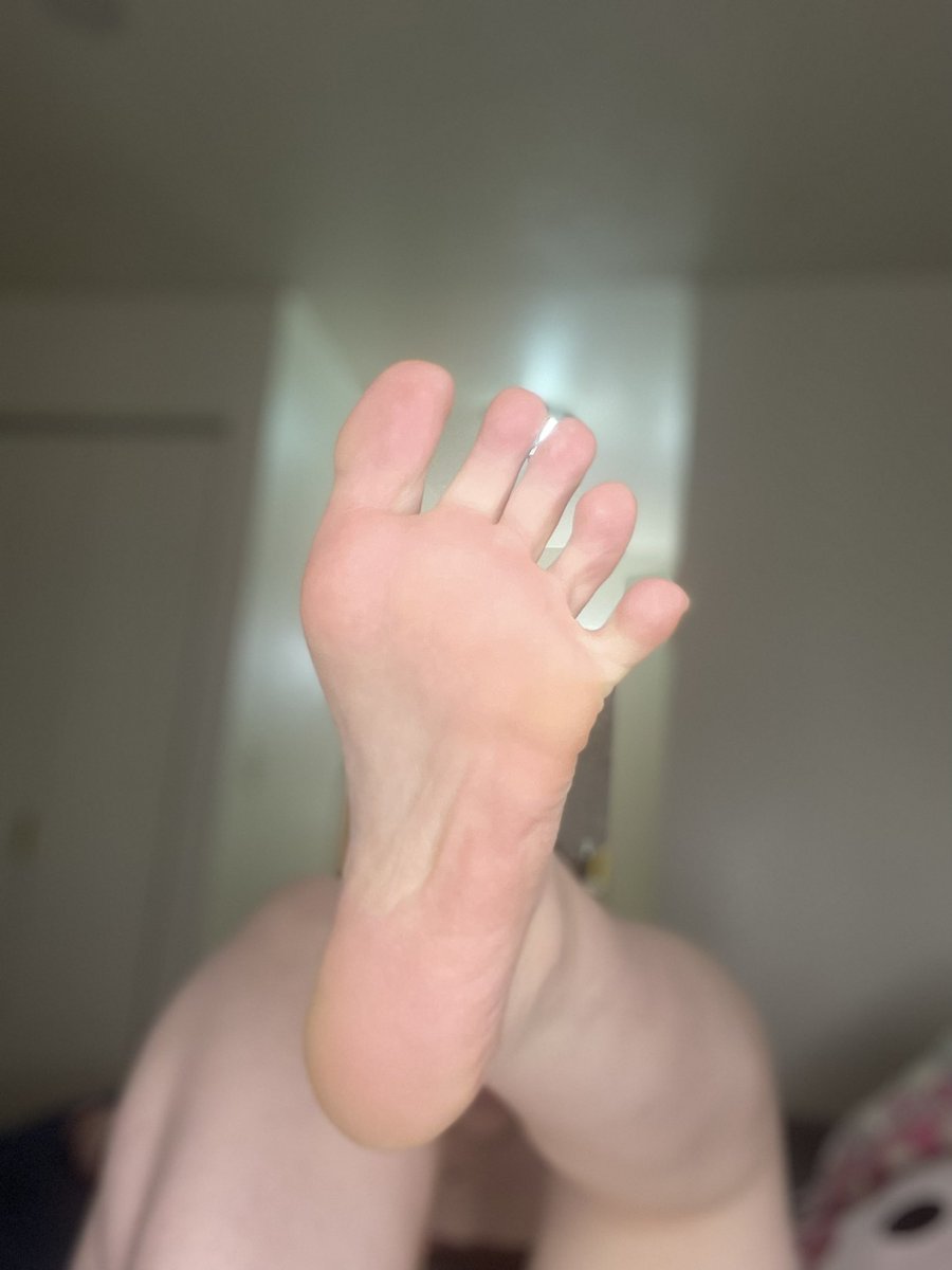 itsvjiggly's tweet photo. Here’s your cumtribute dummies 

.: footfetish soles whitetoes :. https://t.co/pt0bhFdbM8