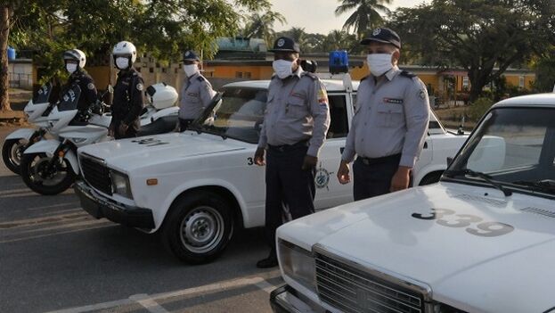 14ymedio's tweet photo. #Cuba Entre las 50.000 personas multadas por la #Policía de Cienfuegos figuran muchos '#coleros'👉Los agentes procesaron a más de 1.000 ciudadanos por denuncias https://t.co/hmHFpRTvnJ https://t.co/x0Oyic6xDh