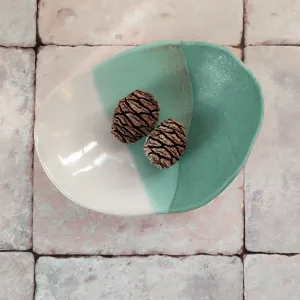 rozdowen's tweet photo. #UKGiftHour I've a lovely selection of small, organic-shaped dishes - some carved, some not. Pop on over and have a look! Unique &amp; functional ceramics, inspired by the sea &amp; #MadeInWales 
#MHHSBD #ShopIndie 
https://t.co/zELcbWPm3a https://t.co/GU5jGmEu6W