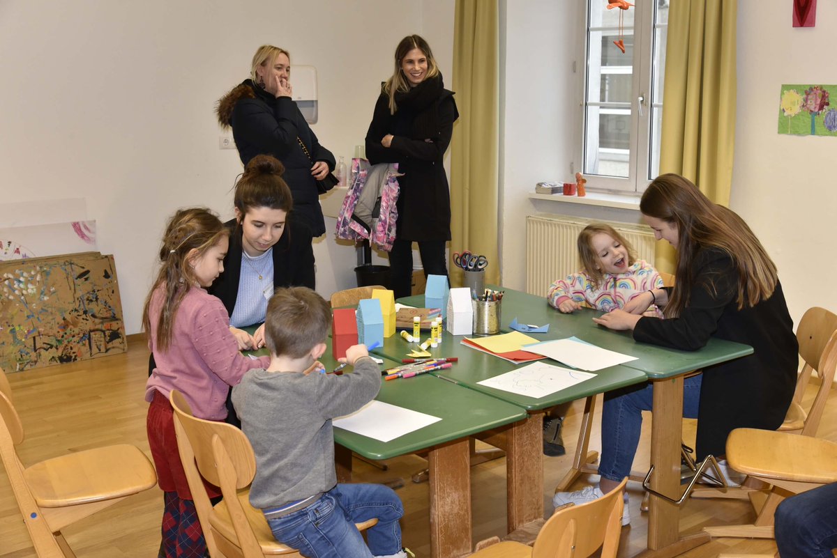 CollegBernardi's tweet photo. Riesiges Interesse am Tag der offenen Tür 2023: Infos und Wissenswertes rund um Volksschule und Gymnasium standen im Mittelpunkt der vielen persönlichen Gespräche. Vielen Dank an alle für diesen tollen und ganz besonderen Tag! #collegiumbernardi #mehrerau #wirsindmehrerau https://t.co/SKwaCN62Eg